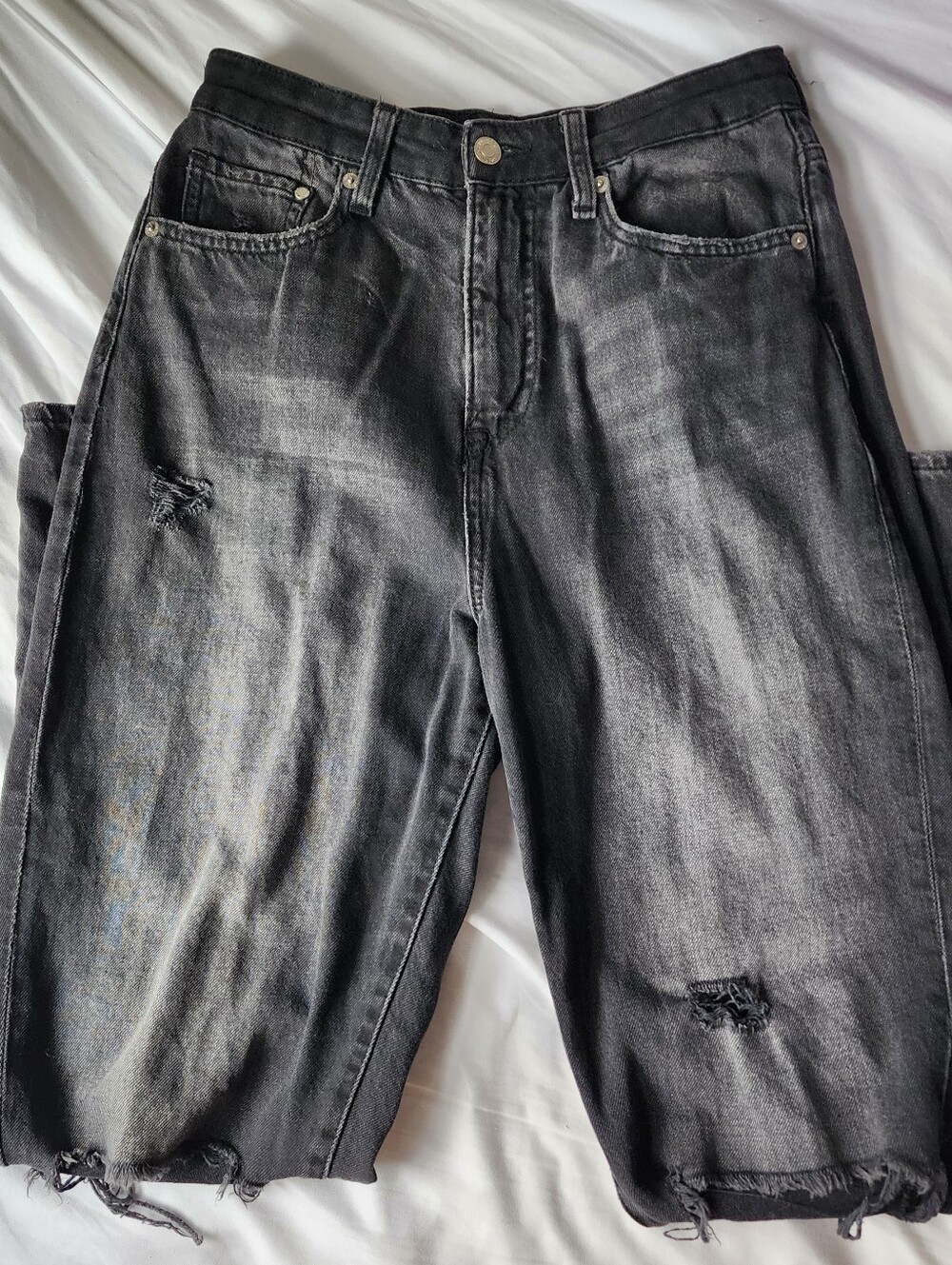 H&M Ultra High Rise Mom Jeans Distressed Ripped Knees Black Denim Size 6 Grunge